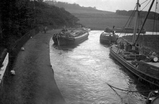 Barges on a bend of the Bridgewater Canal. Peel Archives Ref: PHO/BWC/2/1/3.